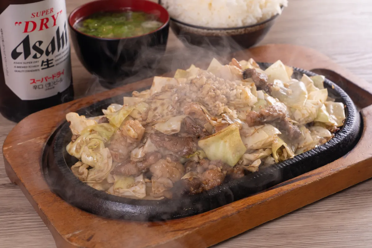 ボリューム満点の鉄板焼きを秘伝のタレで味わう至福の一皿